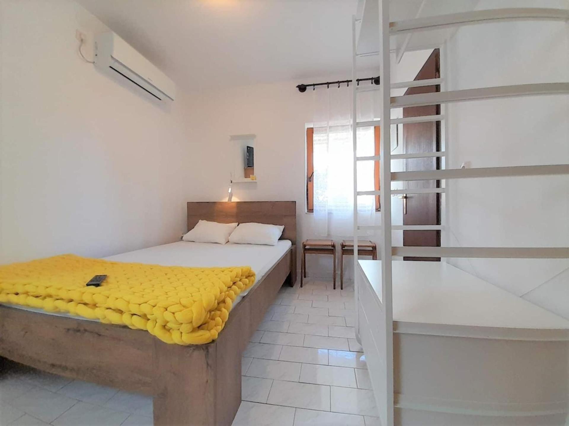 Lovely Studio Malina Close To The Beach Krk Town Exterior photo