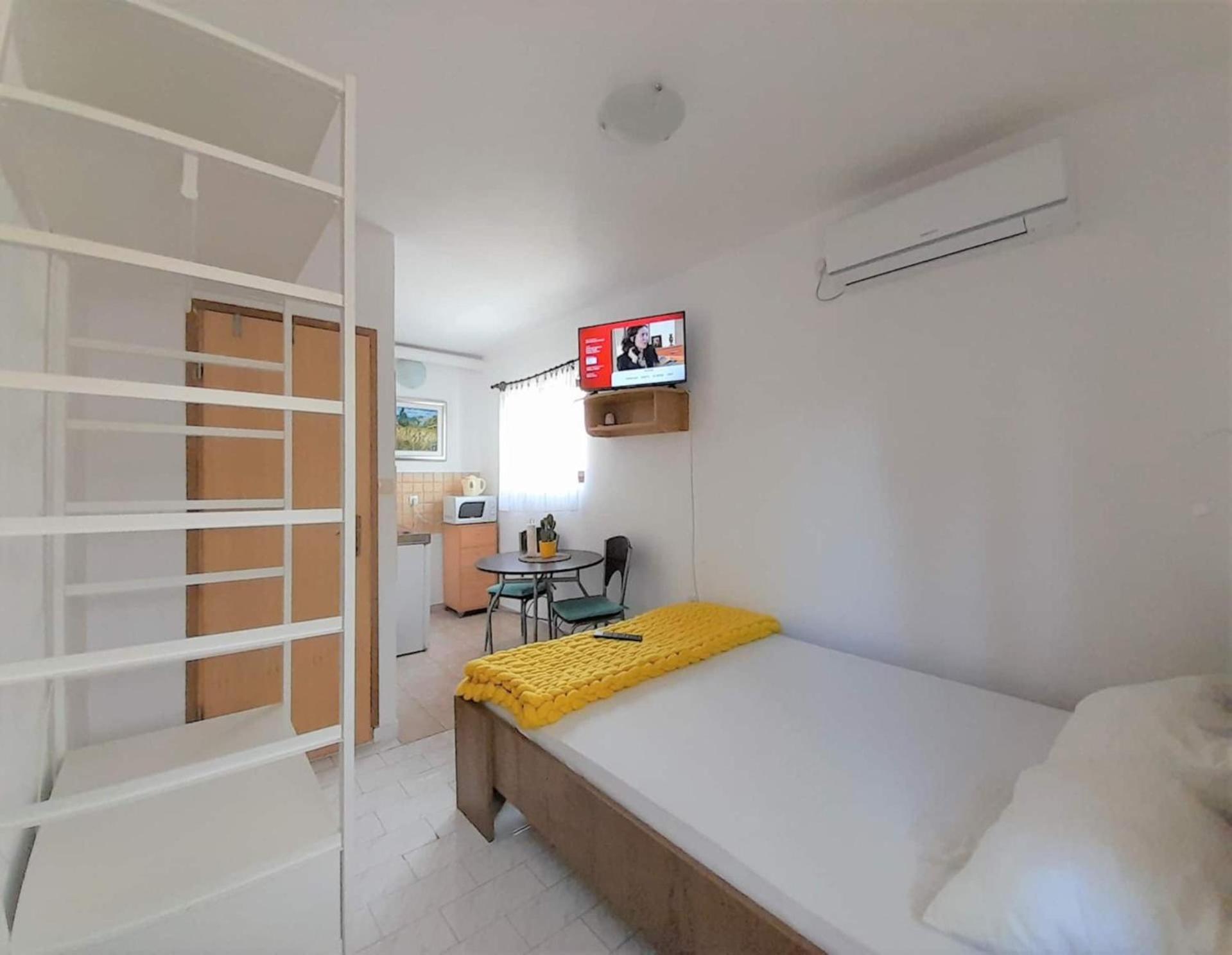 Lovely Studio Malina Close To The Beach Krk Town Exterior photo